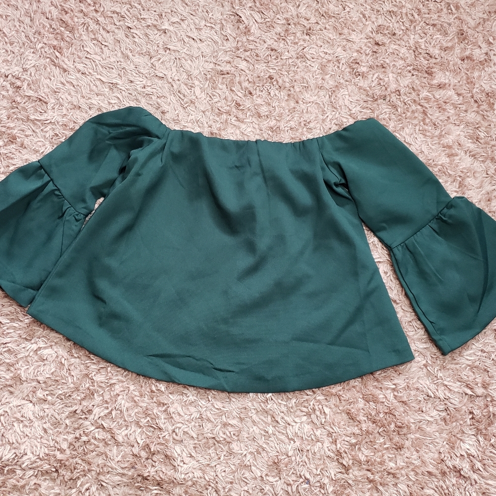 Green top with flared sleeves in Small new GREAT HOLIDAY TOP
